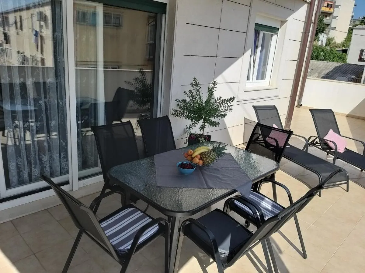 Image 3 of 3 bedroom apartment with terrace and free parking