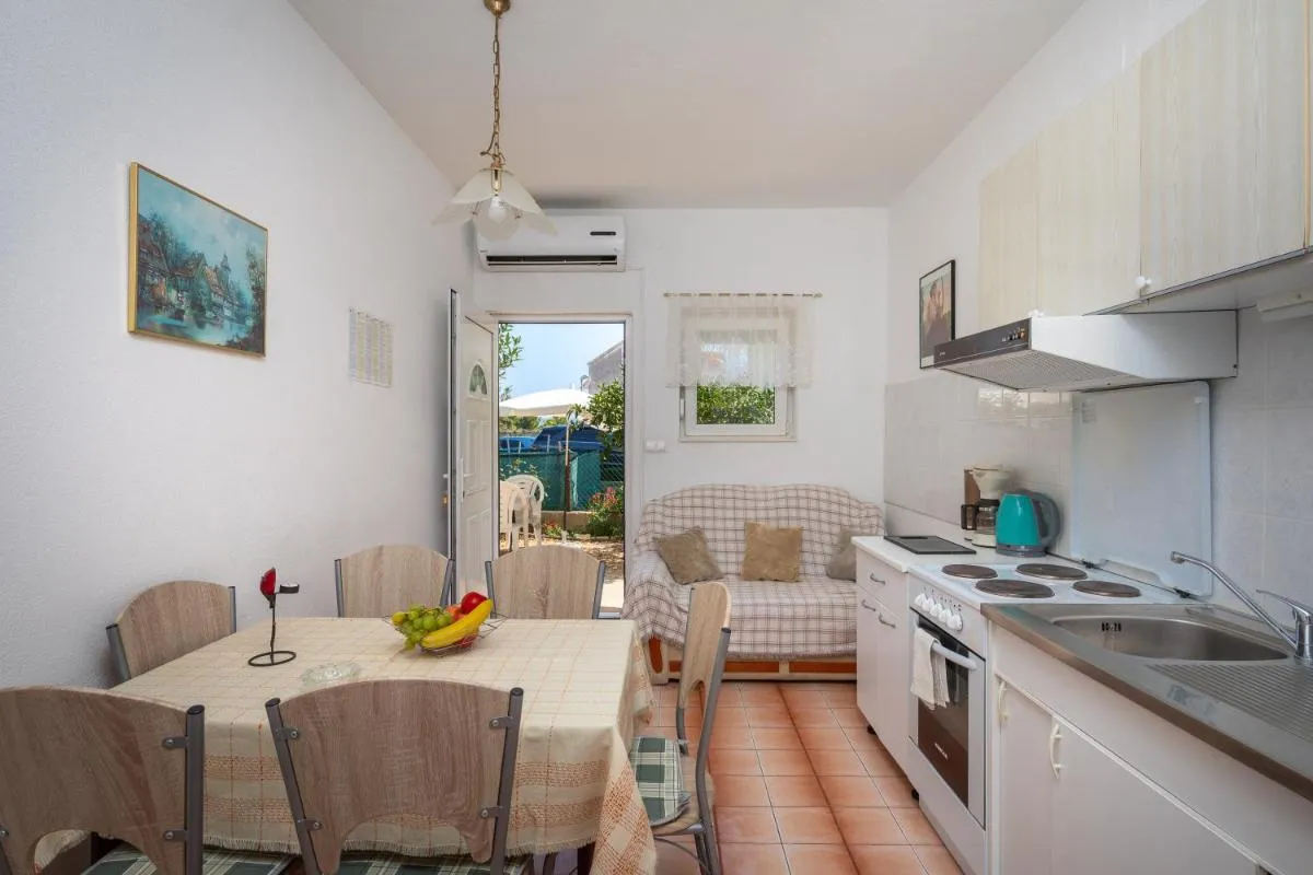 Image 3 of A2 – apt near beach w patio parking and grill