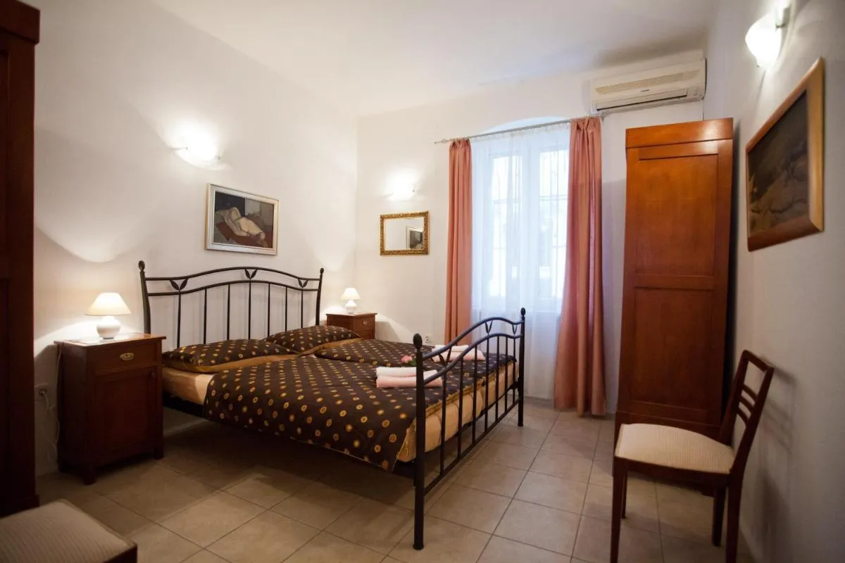 Image 1 of Adagio Theatre Apartment Split
