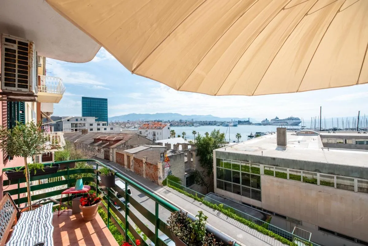 Image 6 of Airy Seafront 1920s Apartment