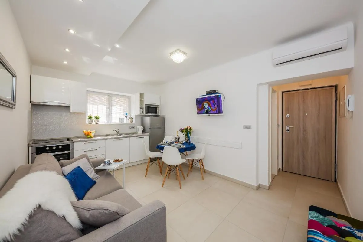 Image 3 of Apartment Emica