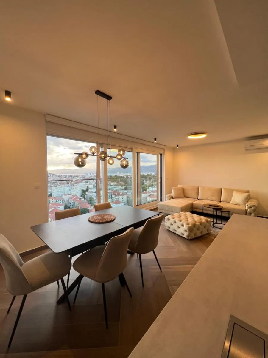 Image 3 of Apartment Touch The Sky Split