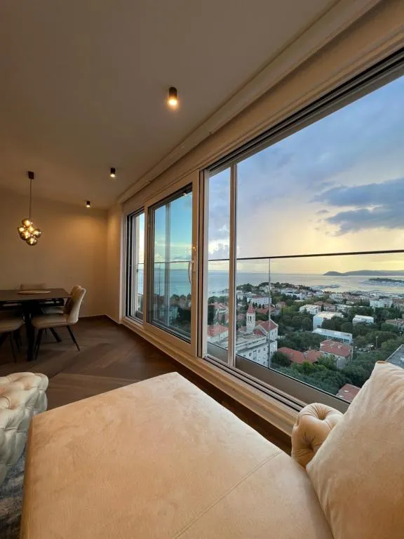 Image of Apartment Touch The Sky Split