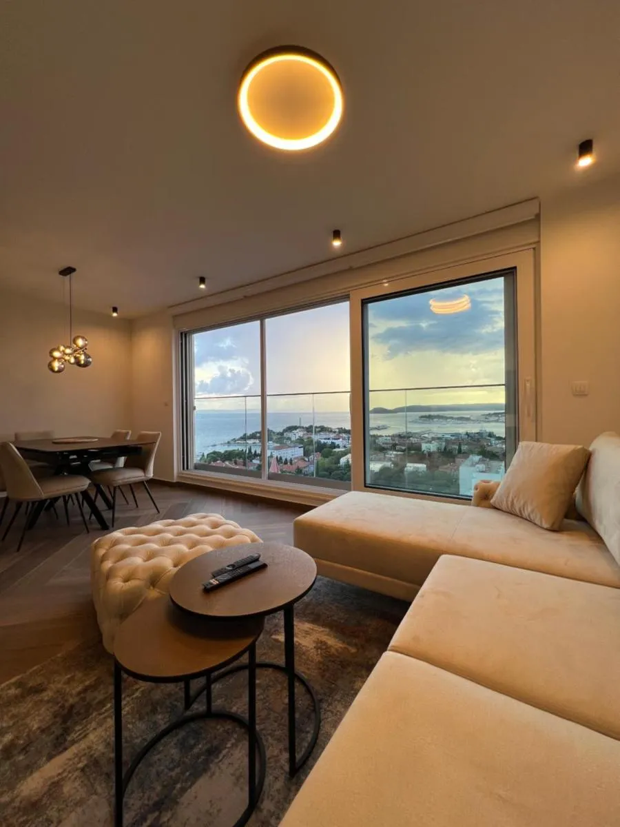 Image 1 of Apartment Touch The Sky Split