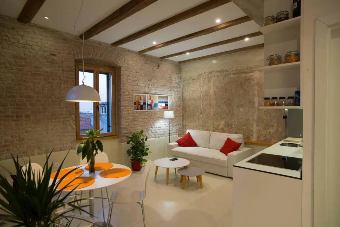 Image of Apartment Traces