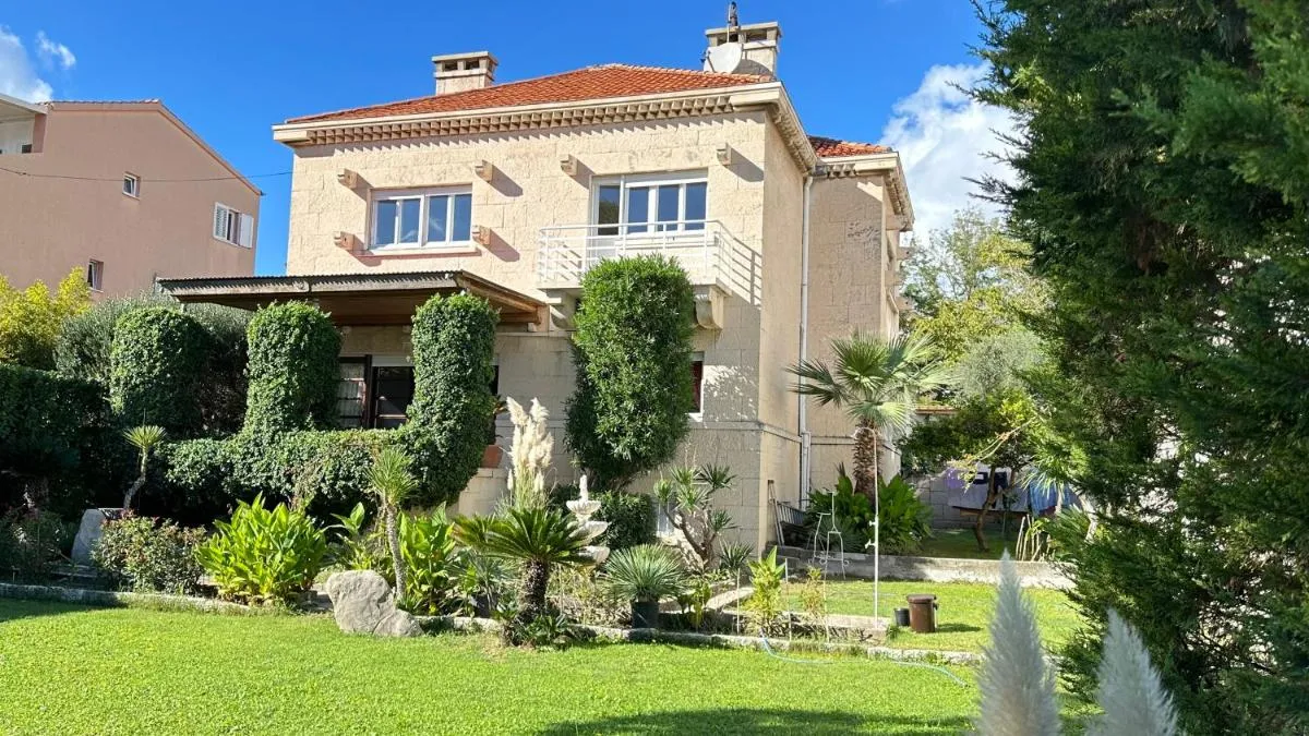 Image 2 of Beach Villa at top location