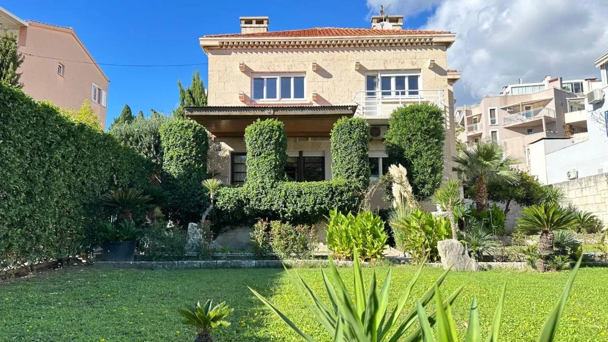 Image 3 of Beach Villa at top location