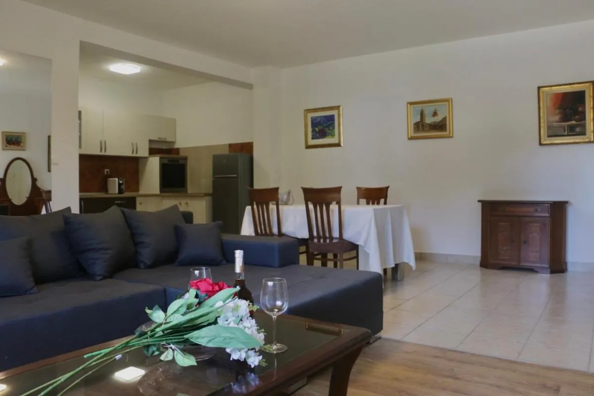 Image 3 of Beachfront Sunshine apartment