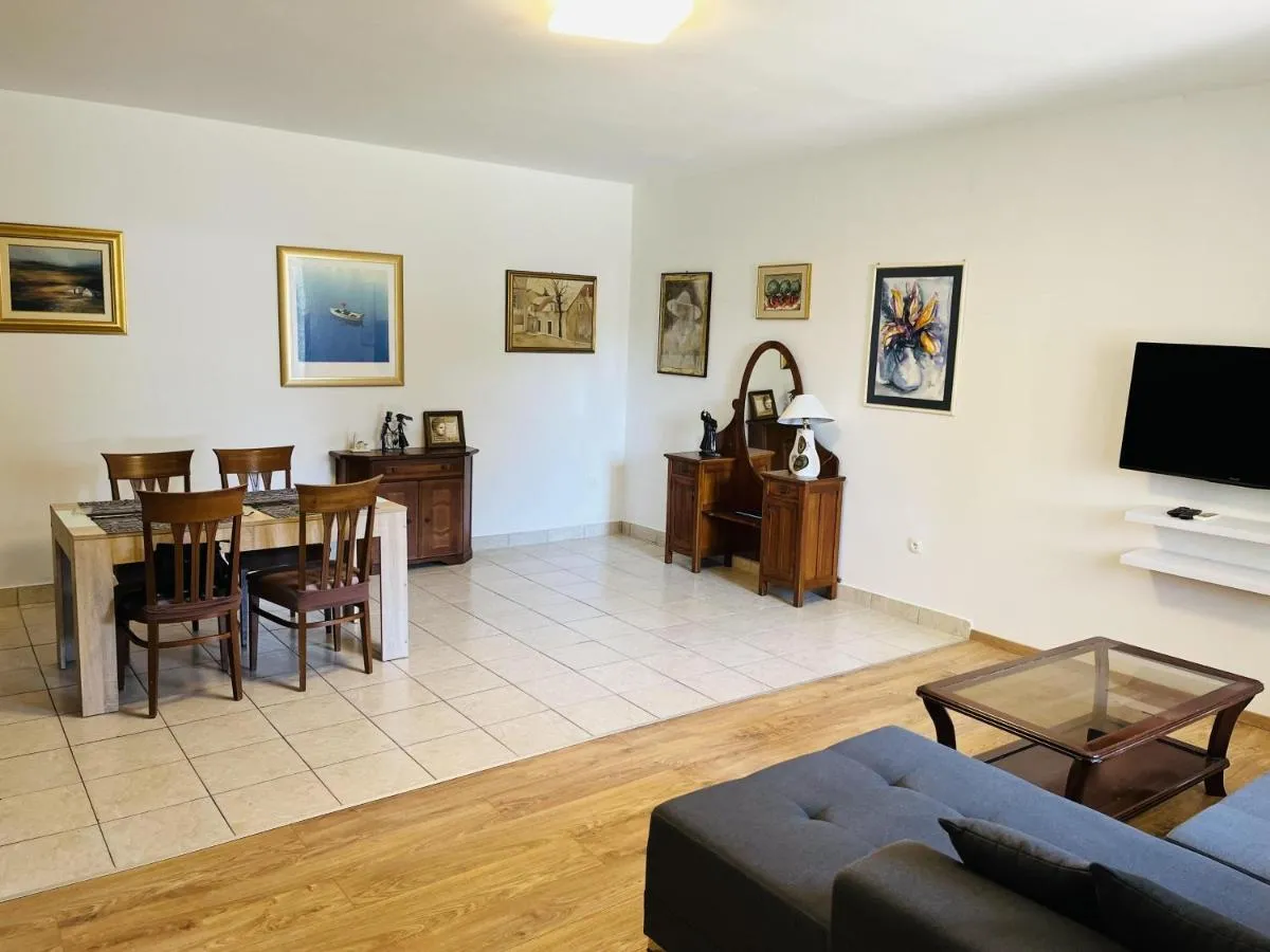 Image 4 of Beachfront Sunshine apartment