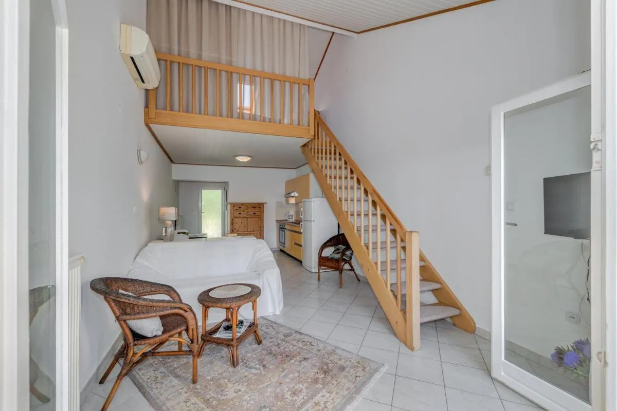 Image 4 of Beachfront apartment with balcony and parking