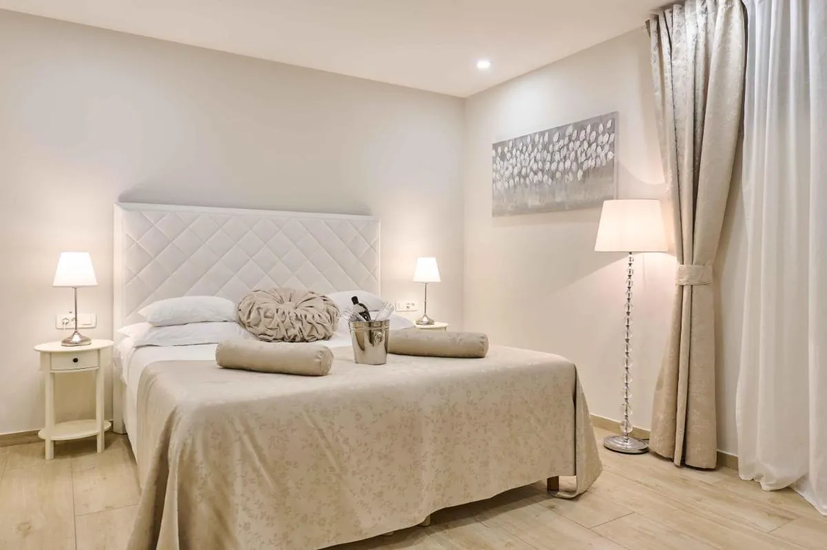 Image 1 of Best location Rooms