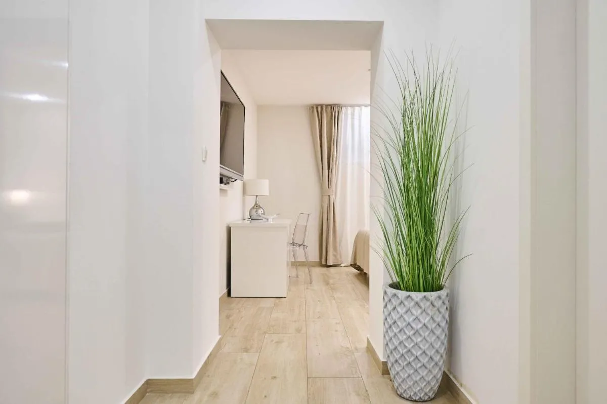 Image 4 of Best location Rooms
