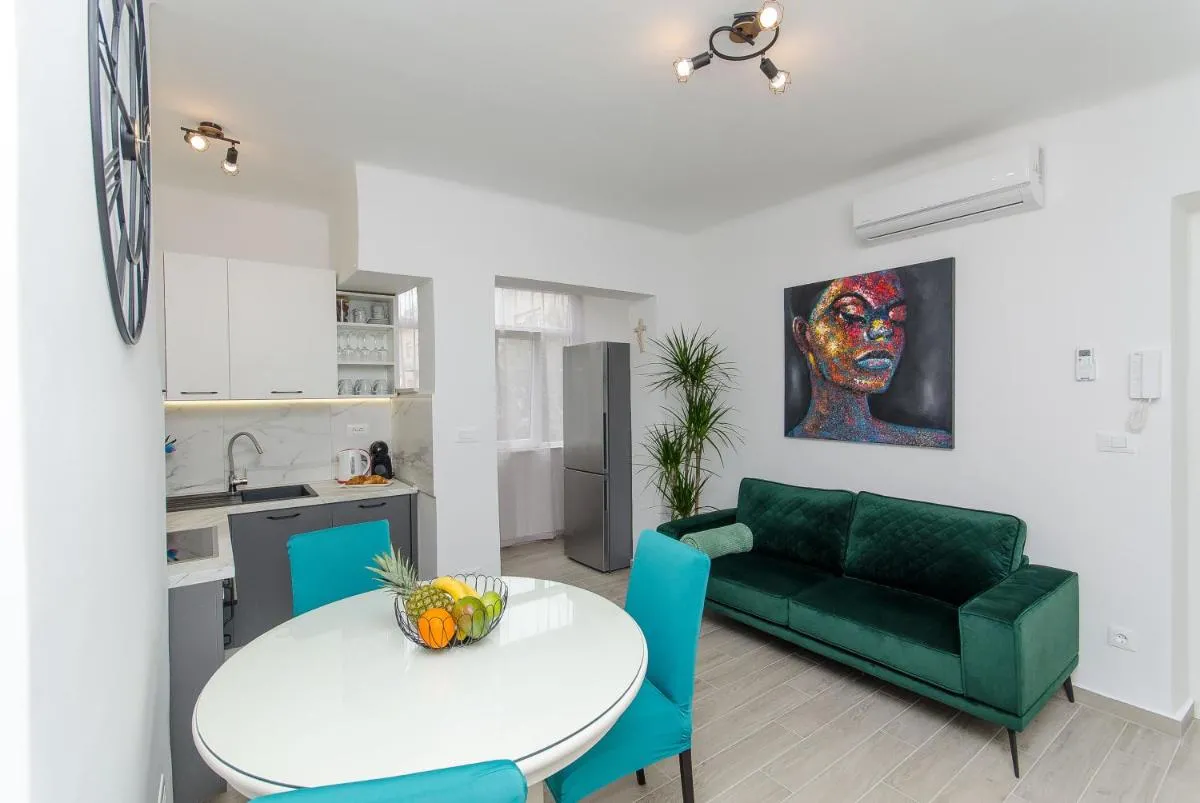 Image 2 of Blue moon Split Apartment