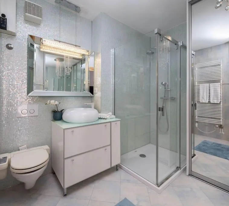 Image 2 of Brilliant Blue Luxury Apartment