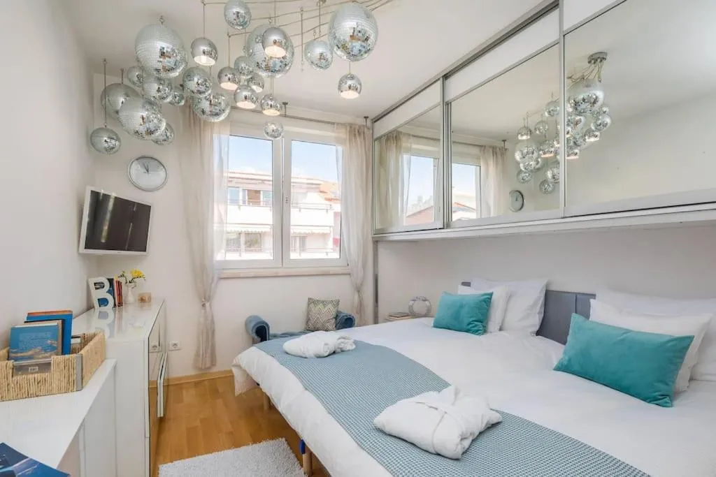 Image 1 of Brilliant Blue Luxury Apartment