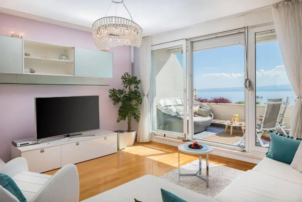 Image 4 of Brilliant Blue Luxury Apartment