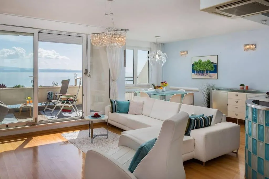 Image 3 of Brilliant Blue Luxury Apartment