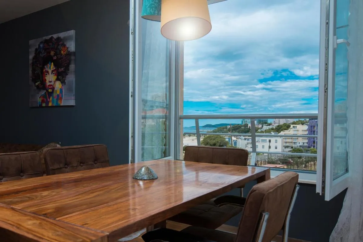 Image 2 of City Beach Apartment