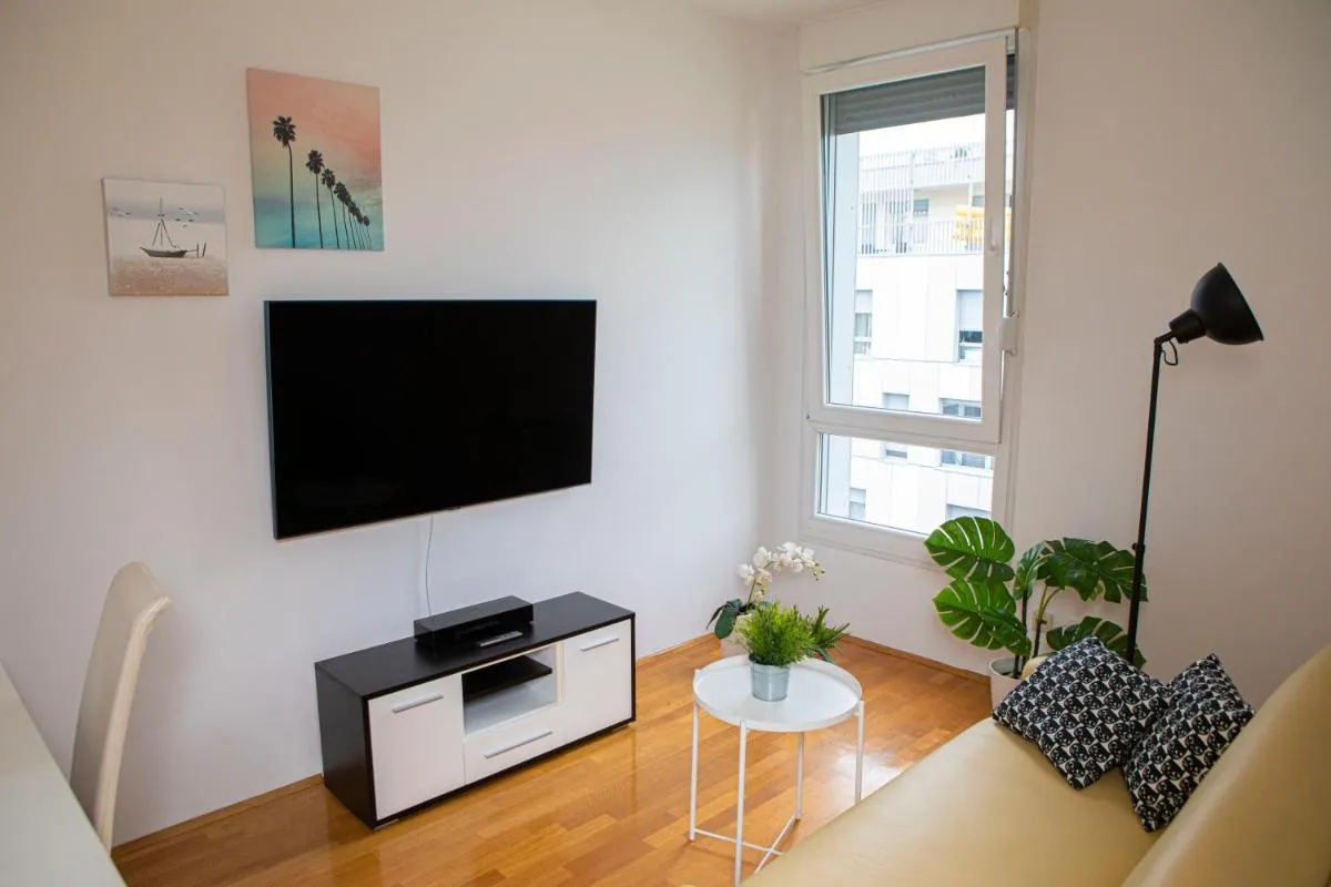 Image 4 of City Center Apartment Flash