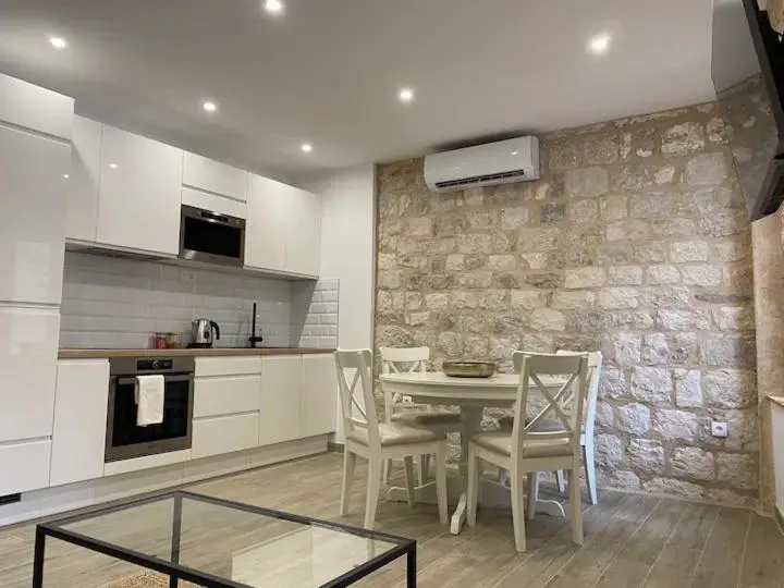 Image 3 of Cloe Apartment