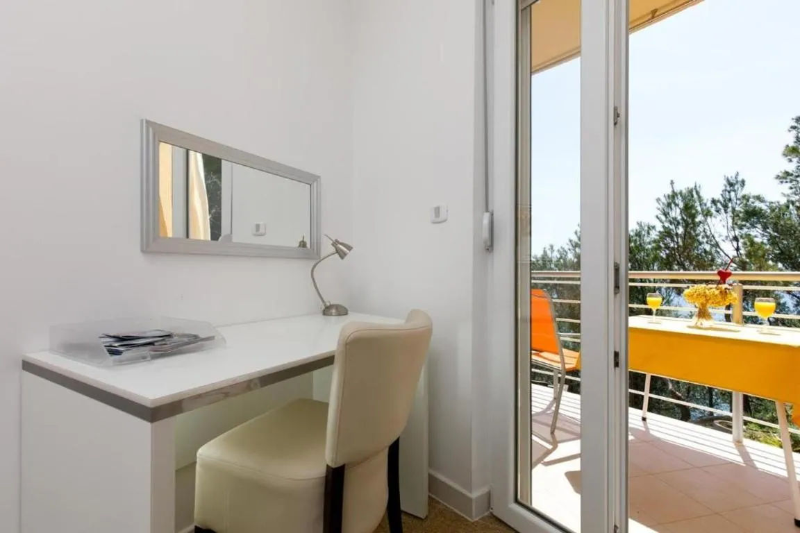 Image of Cozy apartment for 3 adults next to the beach