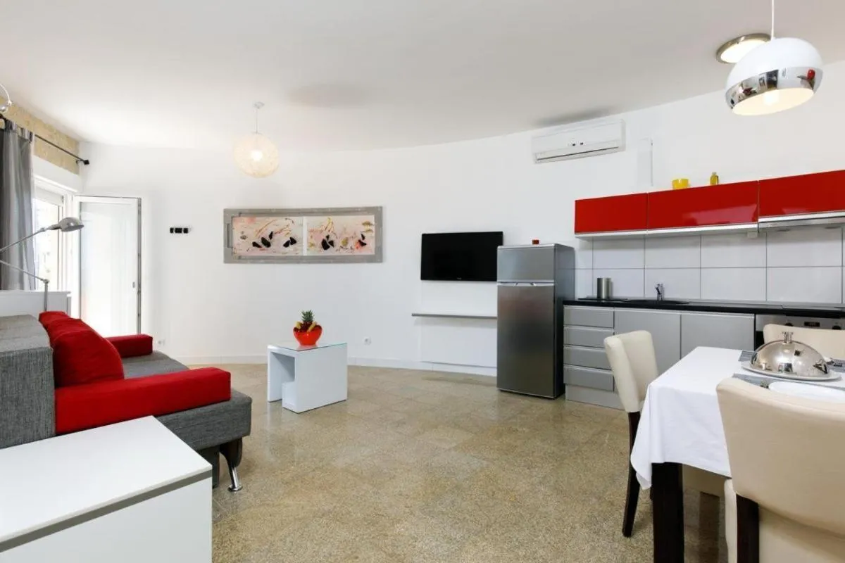 Image 5 of Cozy apartment for 3 adults next to the beach