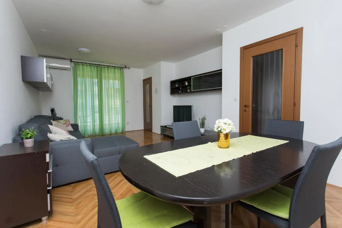 Image 4 of Family apartment with private garage