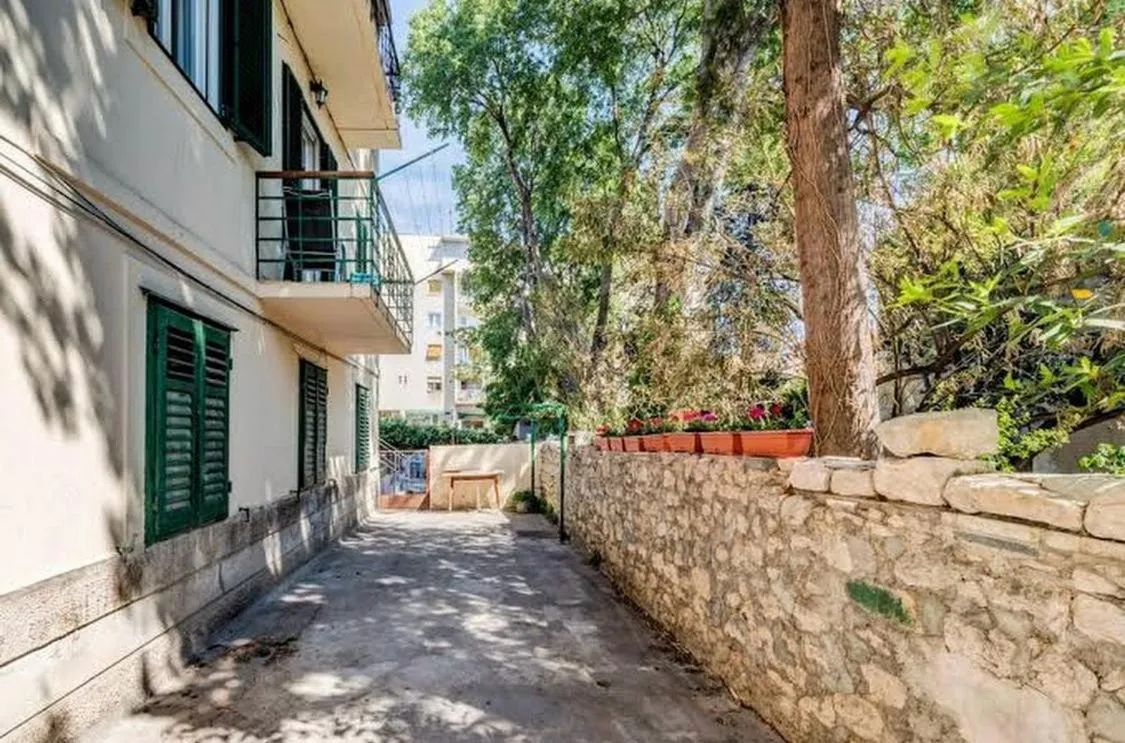 Image of George apartment, renovated 2024, downtown