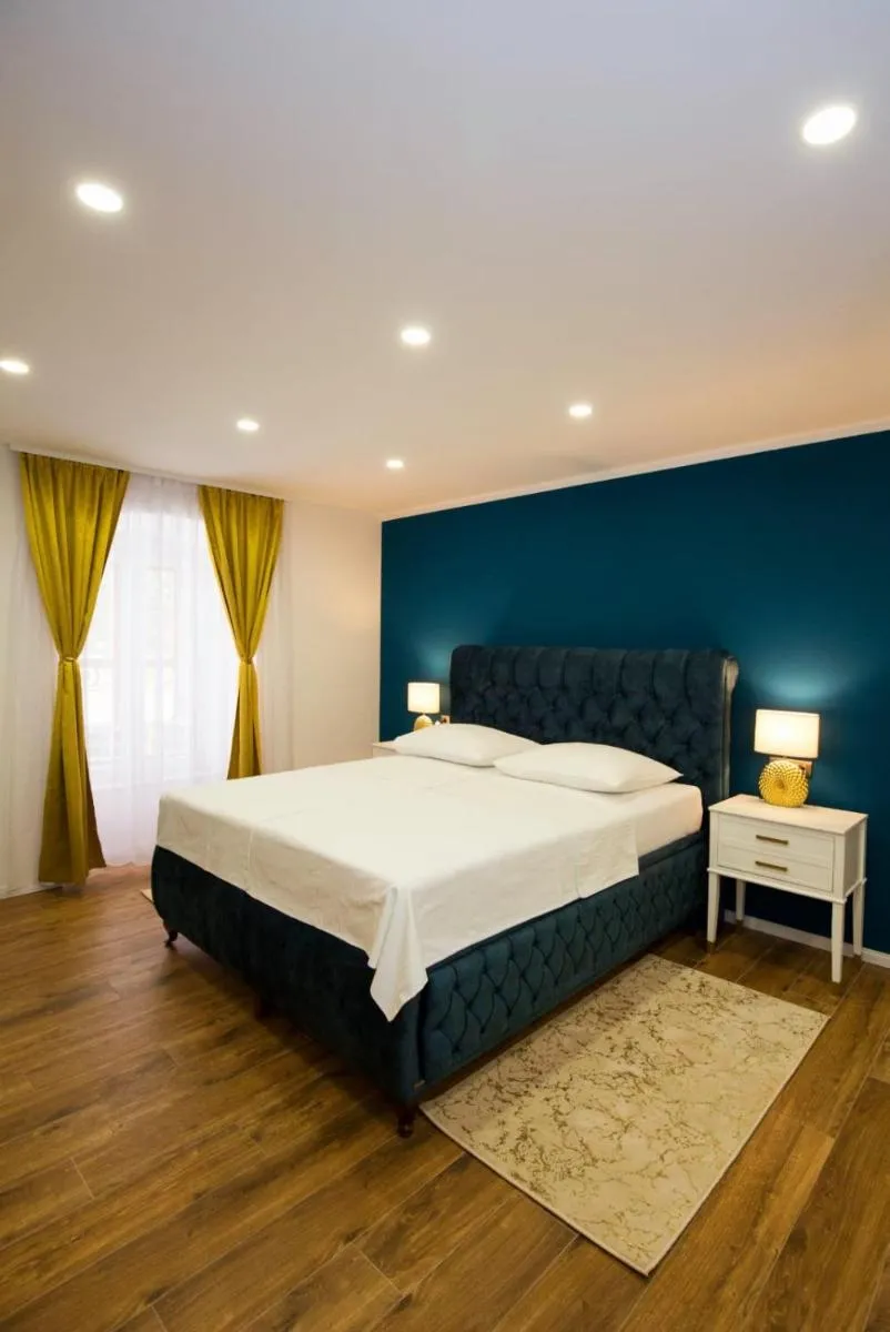 Image 4 of Gold Luxury Room