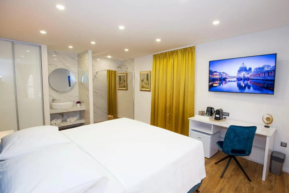 Image 2 of Gold Luxury Room