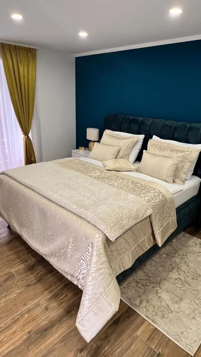 Image 3 of Gold Luxury Room