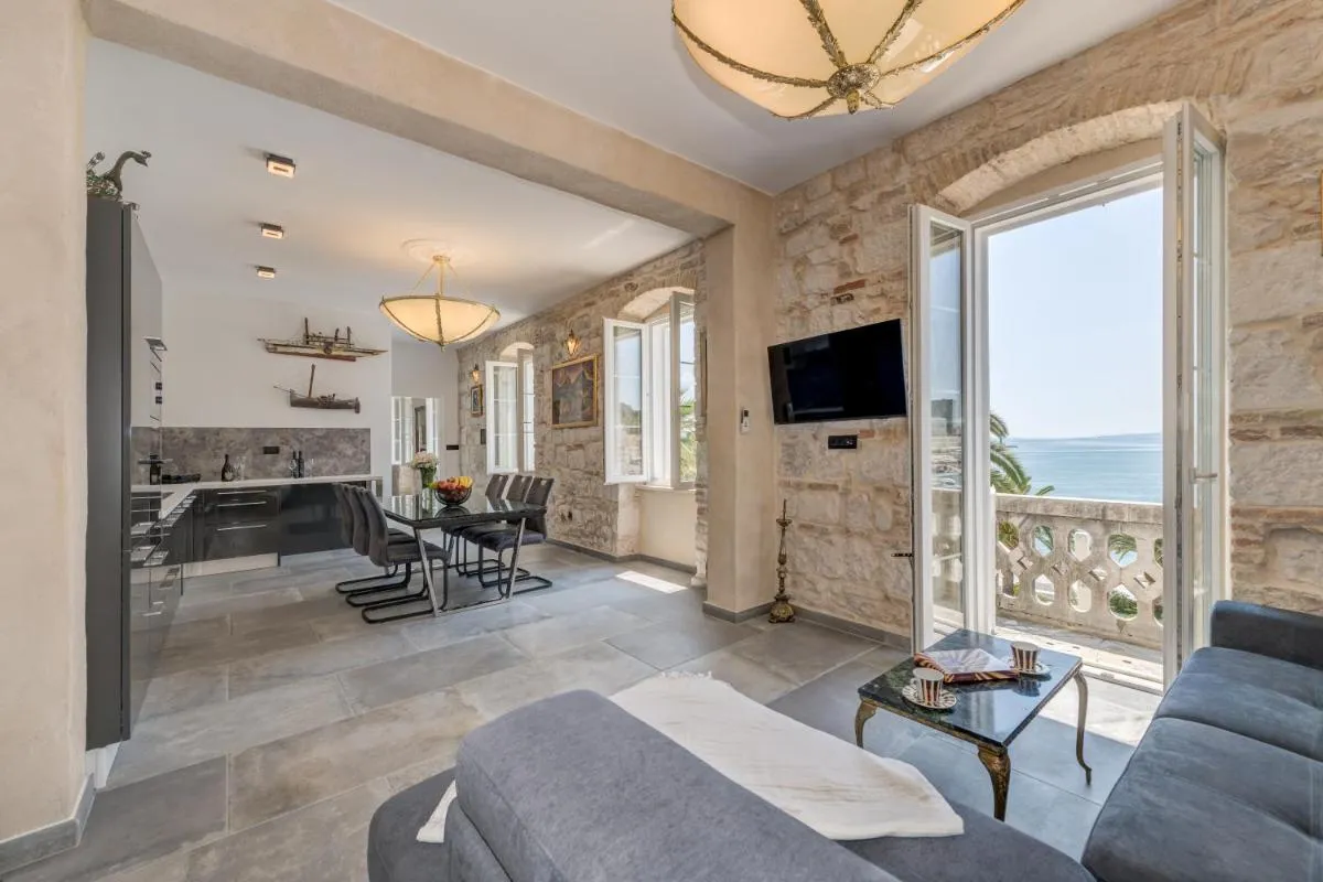 Image 4 of Grand Promenade Suite – Tale Of The Sea