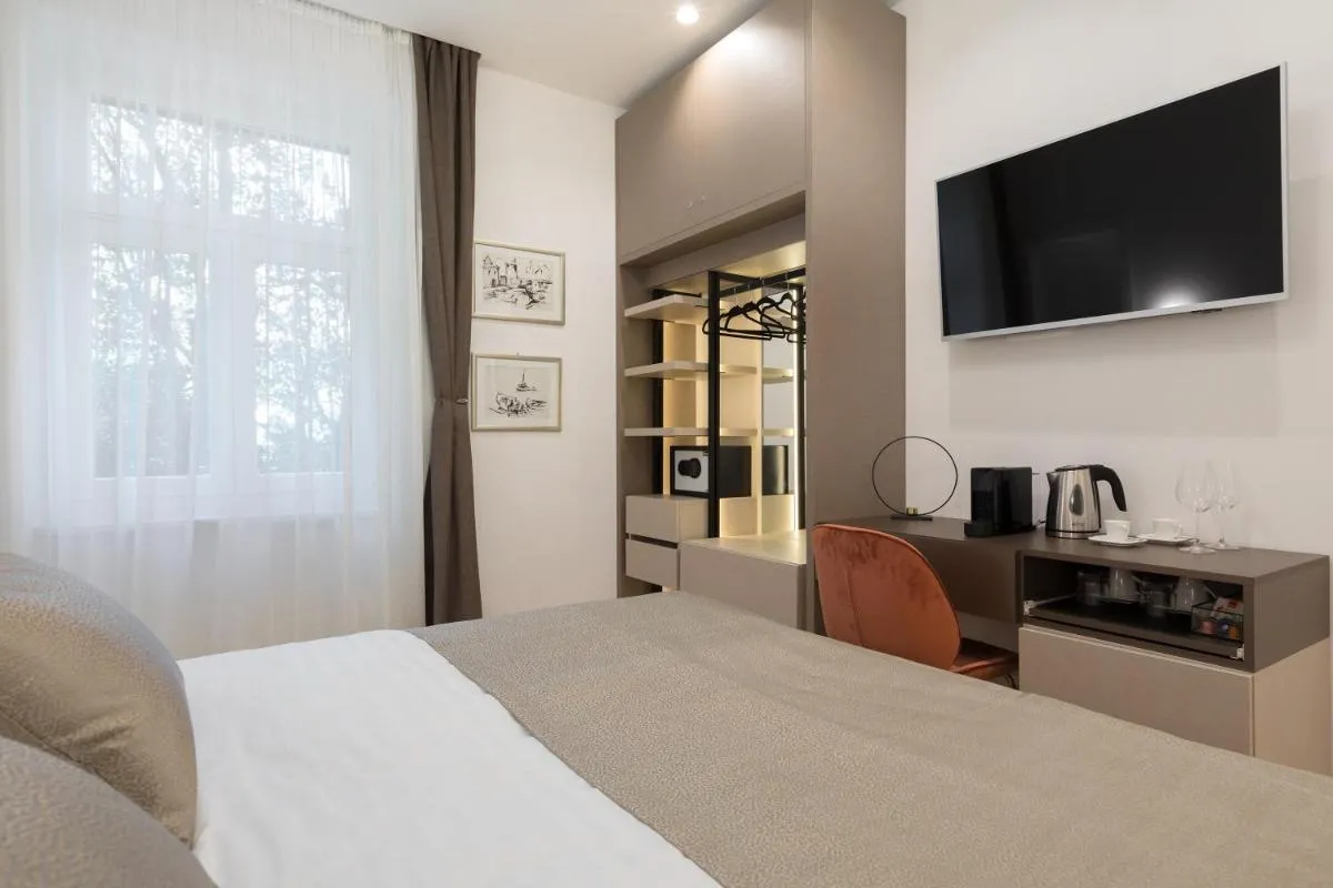 Image 1 of Green Park Luxury Rooms