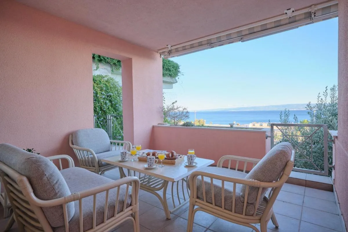 Image 1 of Holiday Seaview Apartment