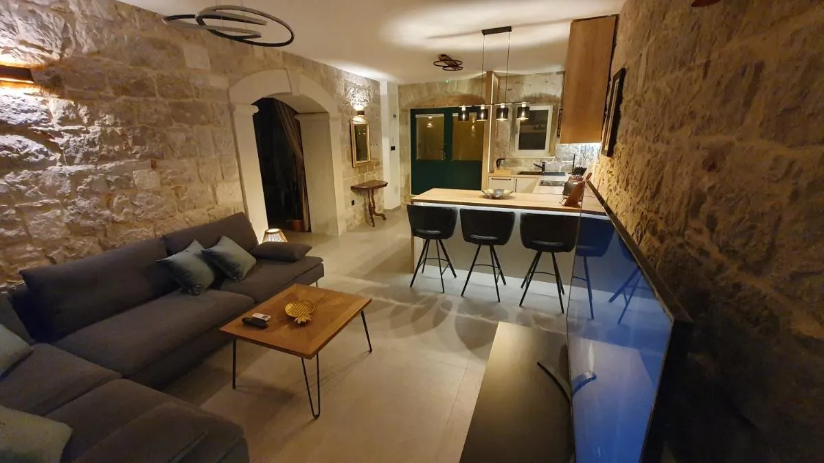 Image 2 of Kamarin Luxury Studio Apartment