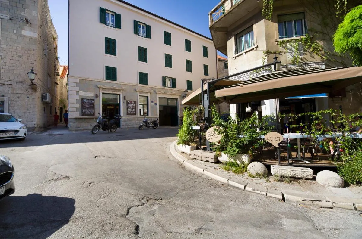 Image 4 of LAmenta