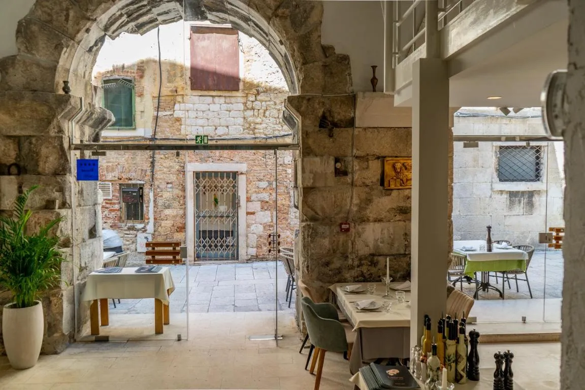 Image of Leonis Restaurant & Rooms