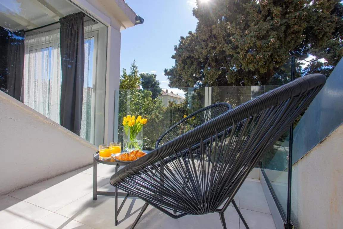 Image of Luxattic