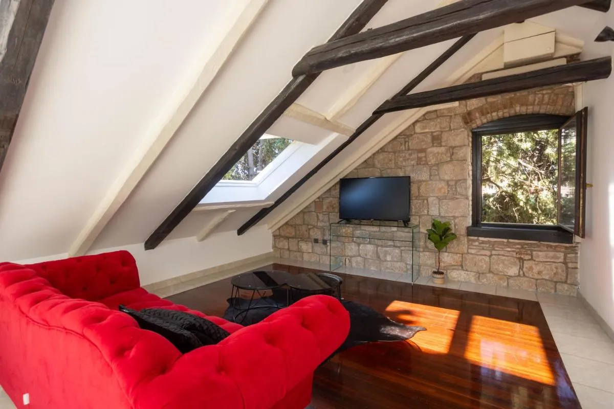 Image 2 of Luxattic