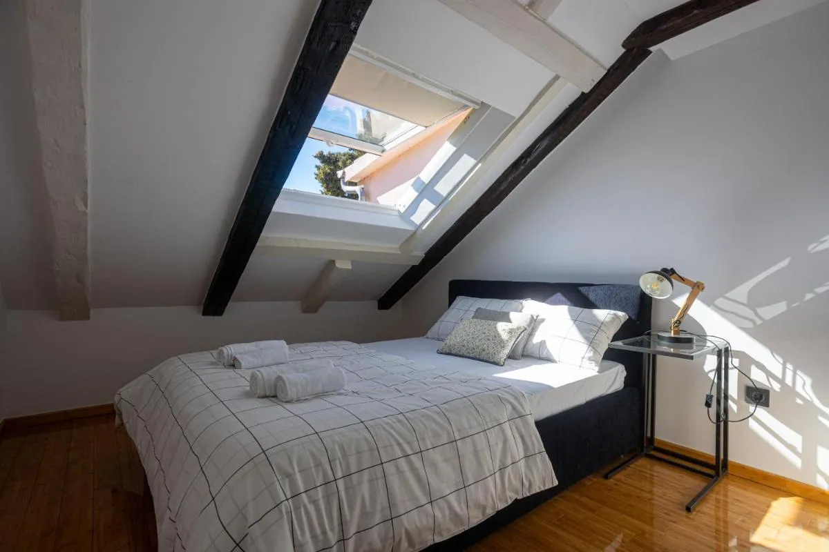 Image 5 of Luxattic