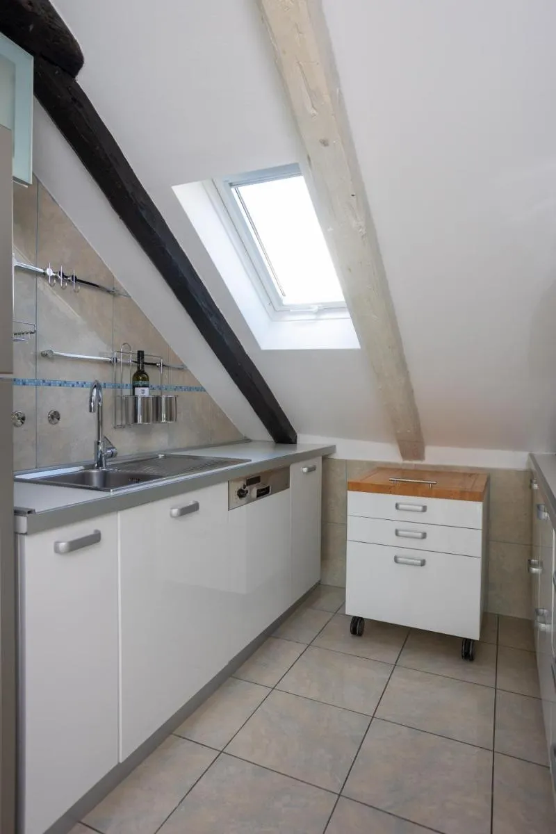 Image 3 of Luxattic