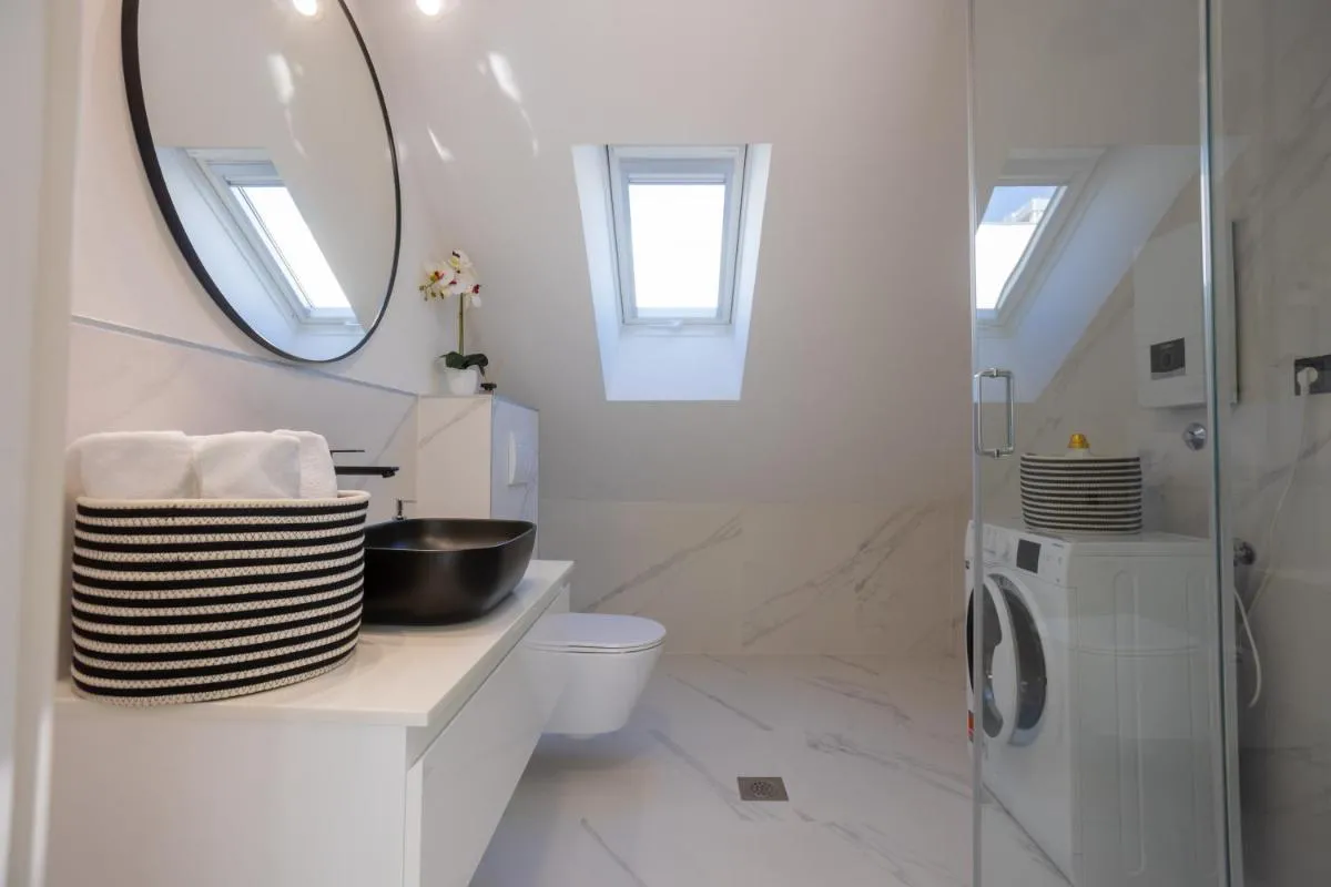 Image 6 of Luxattic