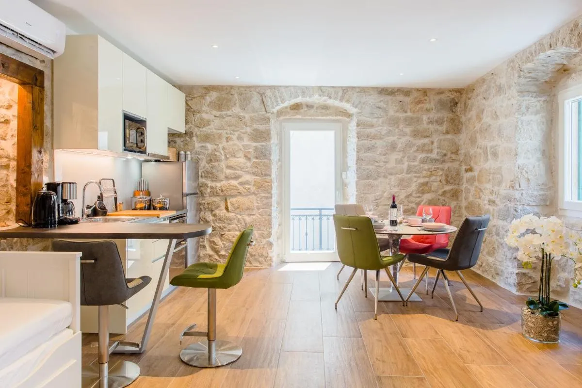 Image 2 of Luxury Apt Petra in 400 year old stone house 4+2