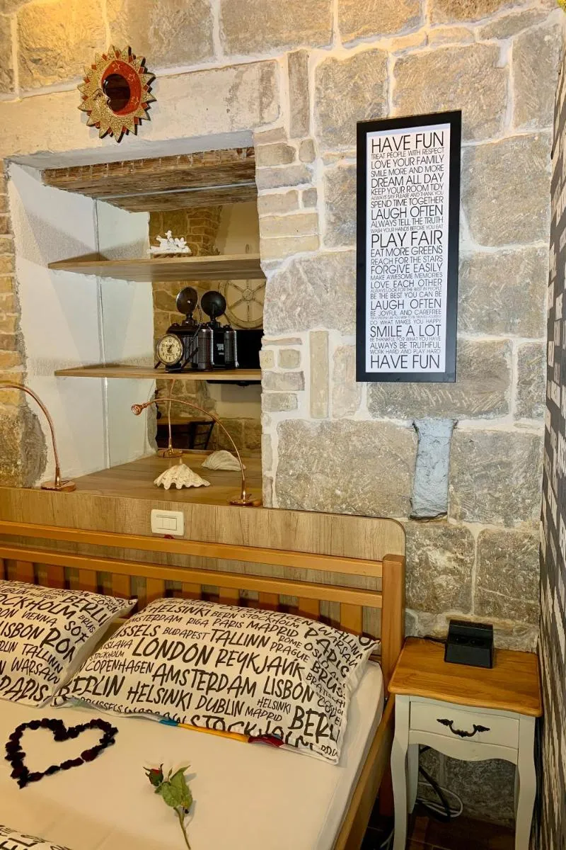 Image 5 of Luxury Art Room
