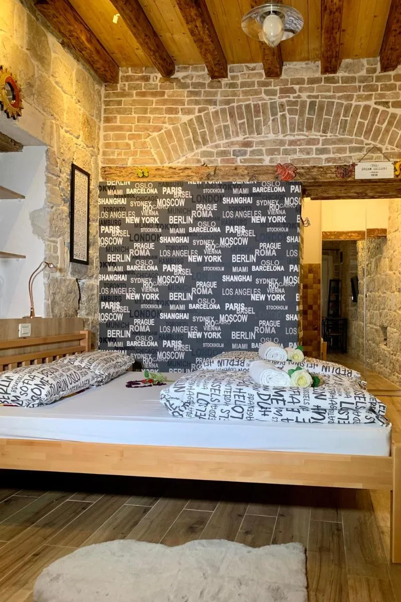 Image 4 of Luxury Art Room