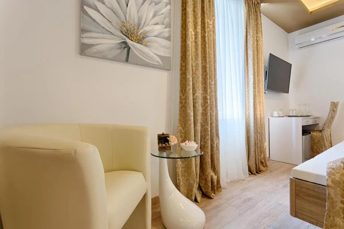 Image 3 of Luxury Rooms Floramye