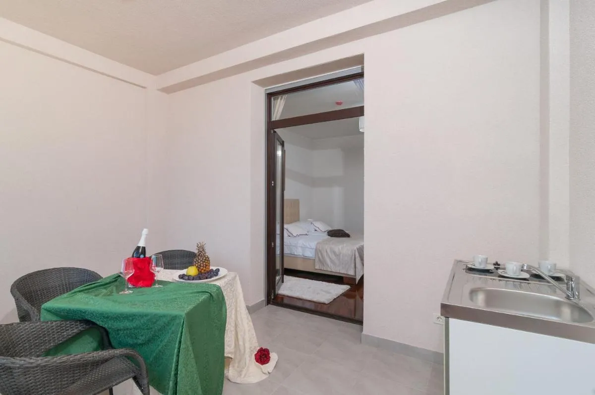 Image 2 of Luxury Rooms Near the Beach3