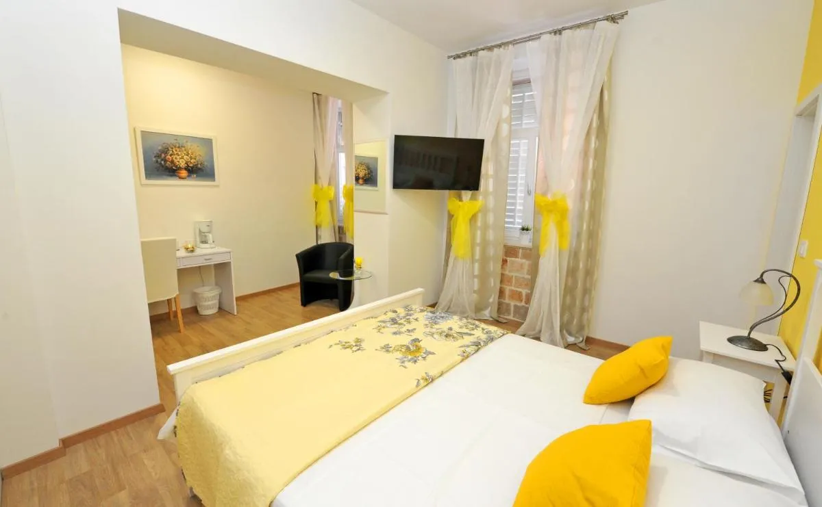 Image 4 of Luxury Rooms Nirvana