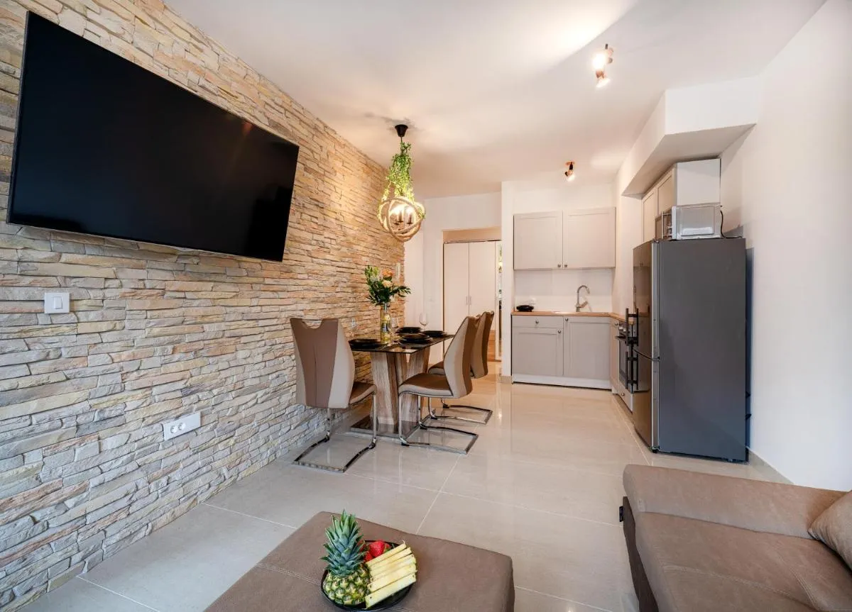 Image 4 of Luxury and modern apartment on the main beach