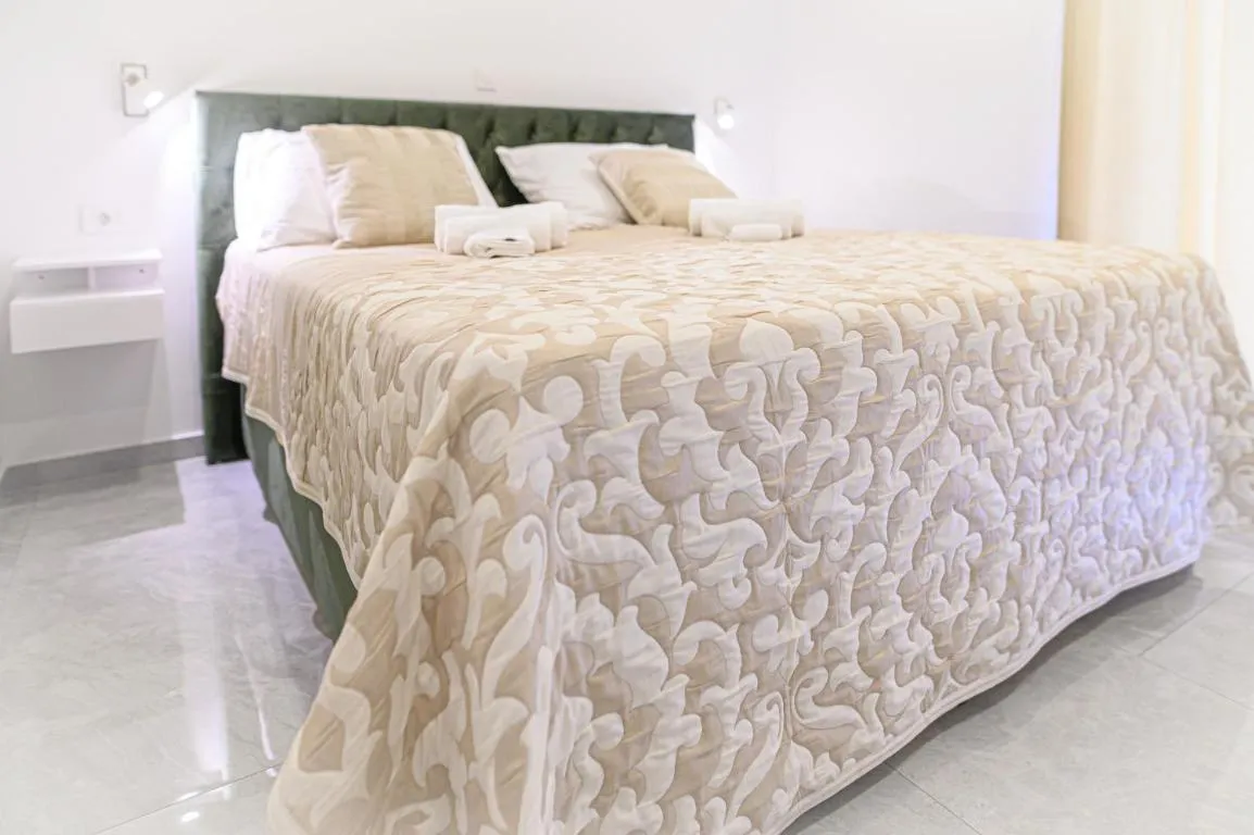 Image of Luxury rooms Green and Gold Split